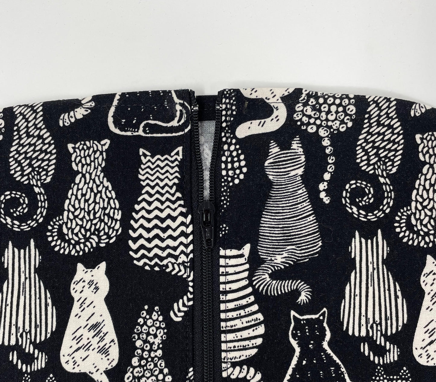 Cat Sillouette Catheter Bag Cover: Zip front open hem