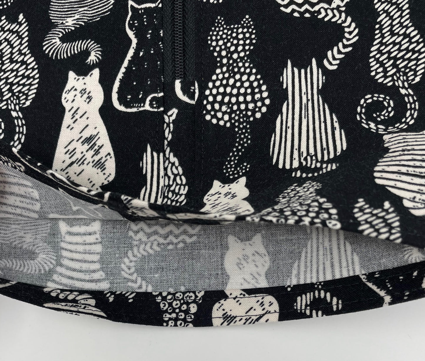 Cat Sillouette Catheter Bag Cover: Zip front open hem