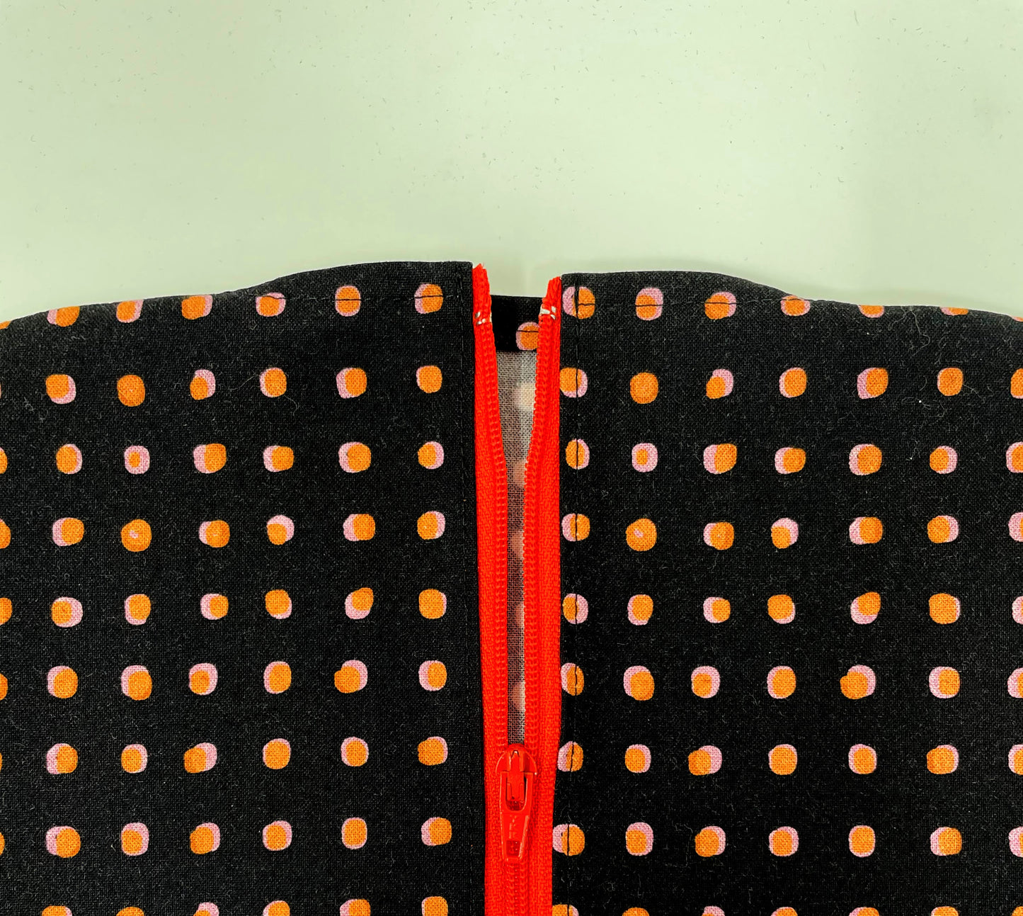 Dots Catheter Bag Cover: Discreet 2000ml Urine Collection System